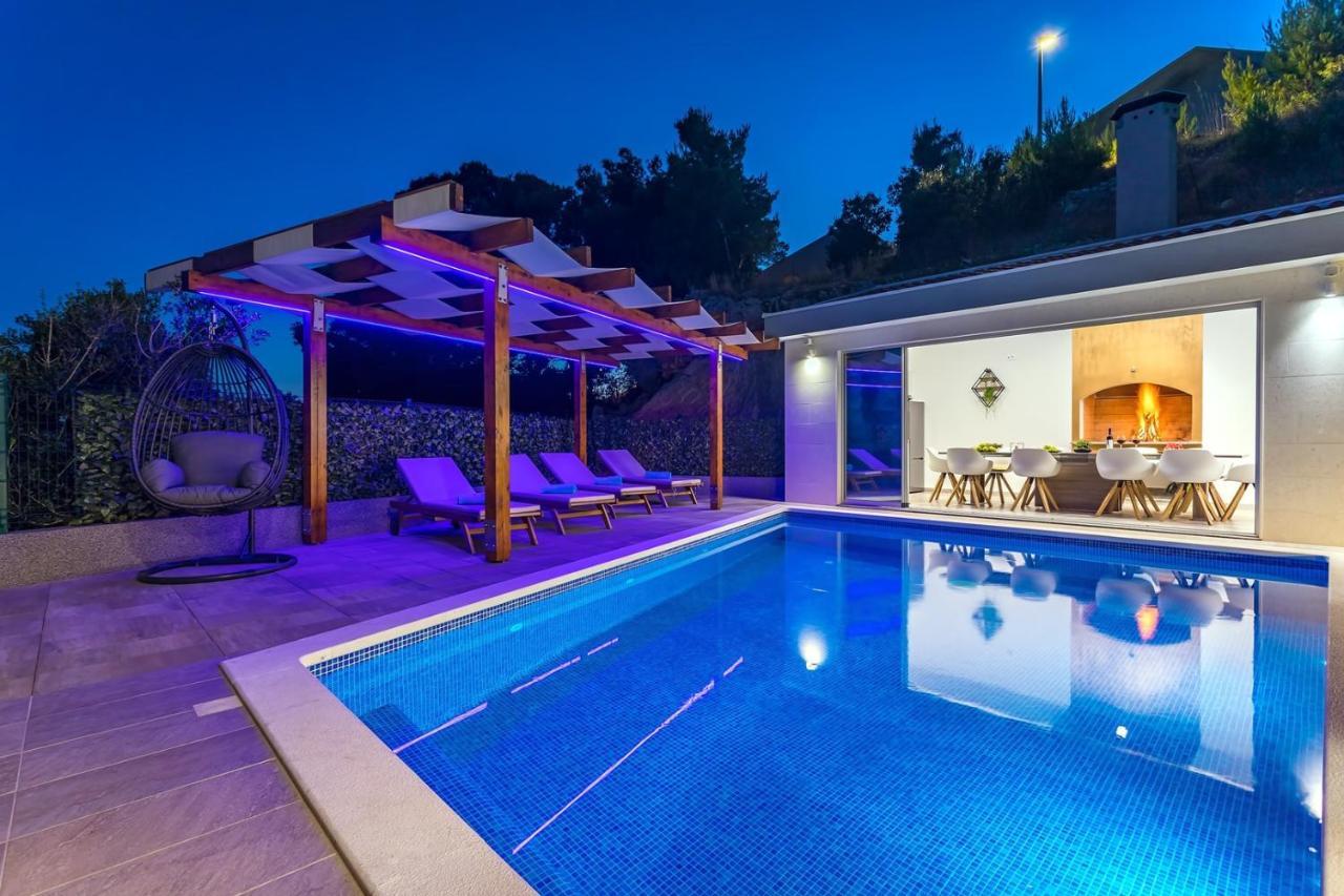 Villa Matan - Only 200M From The Sandy Beaches, Private 28M2 Pool Омиш Экстерьер фото