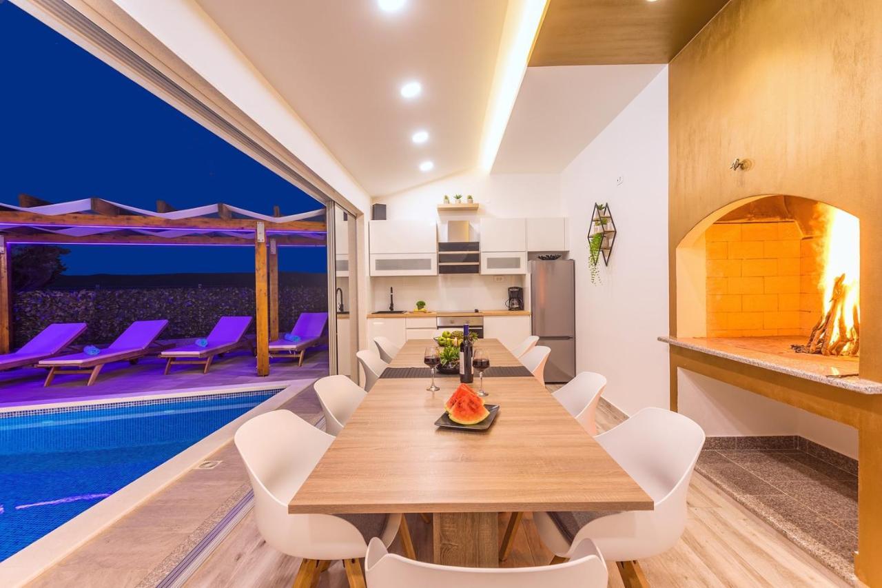 Villa Matan - Only 200M From The Sandy Beaches, Private 28M2 Pool Омиш Экстерьер фото